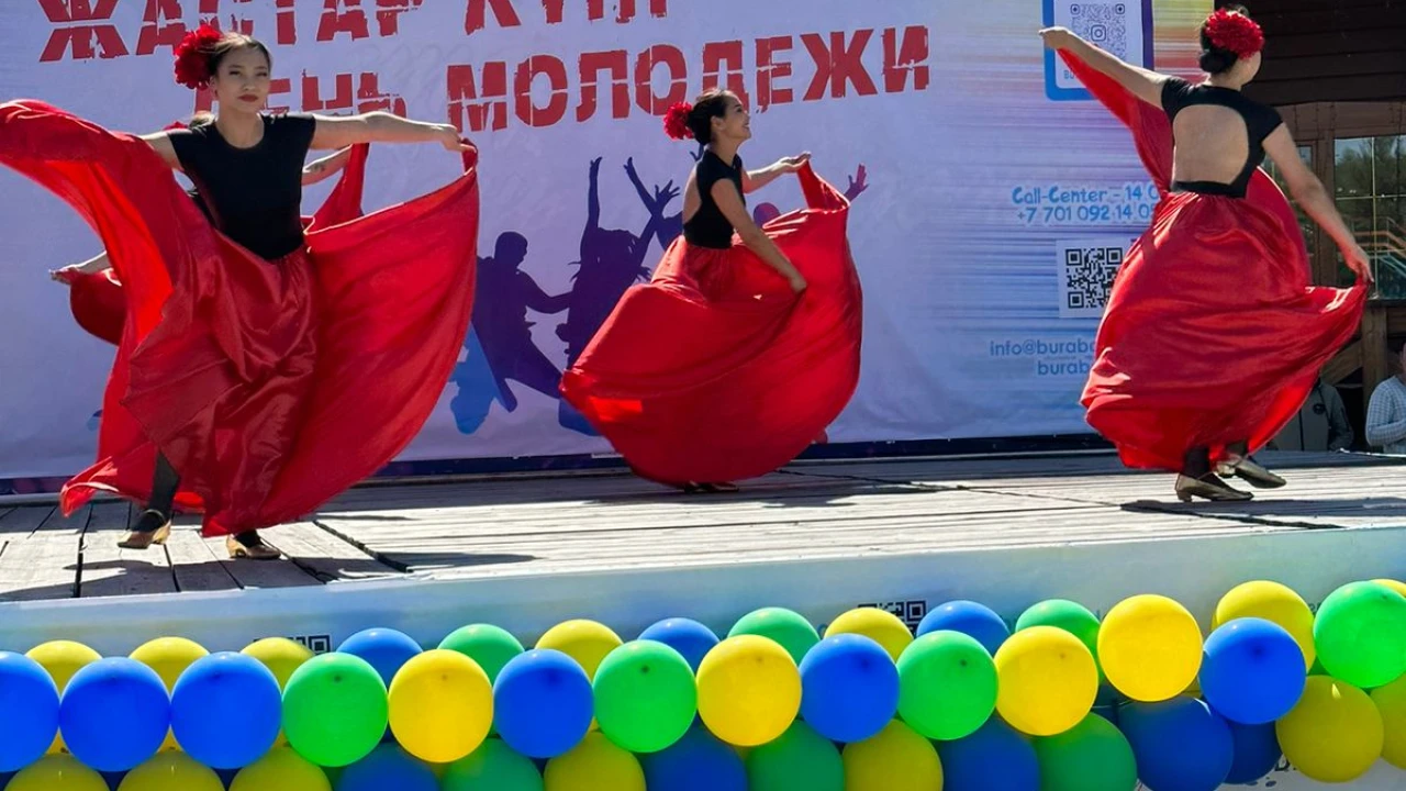 Праздничный концерт ко Дню Молодежи прошел в Бурабае, который организовал «Бурабай даму». 